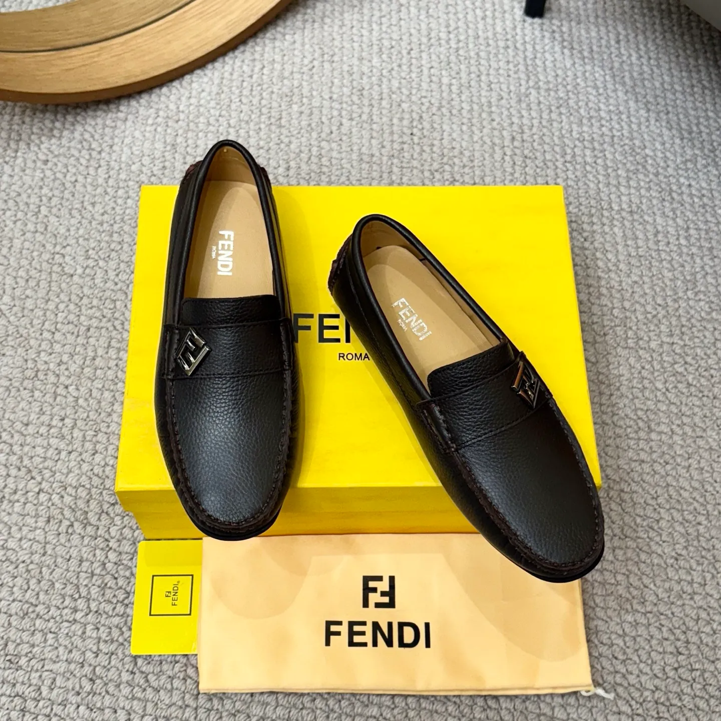 Men's shoes 💰420 [FENDI Fendi] 2⃣️0⃣️2⃣️5️⃣New Milan men's fashion lazy catwalk style ✅ fashionable casual beanie shoes, imported calfskin fabric, super smooth texture, sweat-absorbent and breathable, (sheepskin lining). Metal LOGO on the shoe body, Medusa avatar, irregular avatar, high-end craftsmanship logo✅ French Loft set foot design style 👟Low-key and elegant, great on-foot effect... Men's shoe size: 38-46 (4-12)